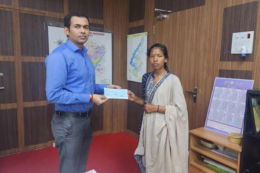 Image of Govt. Official with topper girl.