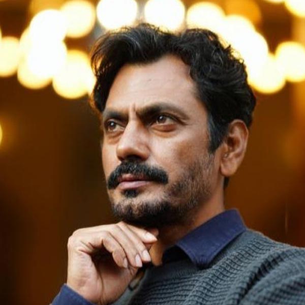 জুনিয়র আর্টিস্ট হয়ে তারকাদের তাঁবুতে গিয়েছিলেন বলে নওয়াজ়কে হেনস্থার শিকার হতে হয়। নওয়াজ দাবি করেন, তাঁবুর সামনে থাকা নিরাপত্তাকর্মীরা তাঁর জামার কলার ধরে ধাক্কা দিয়ে সরিয়ে দেন তাঁকে।