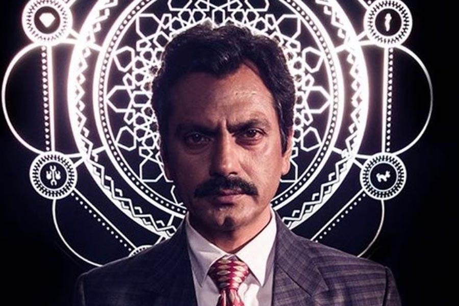 এমনকি, স্পট বয়ের কাছে যদি কখনও জুনিয়র আর্টিস্টরা জল চাইতেন, তা হলেও অপমান সহ্য করতে হত তাঁদের। নওয়াজ জানান, সেটে উপস্থিত স্পট বয়েরা নাকি জুনিয়র আর্টিস্টদের নিজে গিয়ে জল নিয়ে আসতে বলতেন।