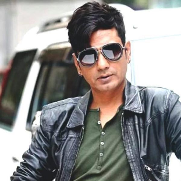 নওয়াজ় নাকি এক বার তাঁবুর ভিতরে প্রথম সারির অভিনেতাদের সঙ্গে এক জায়গায় বসে খেতে চেয়েছিলেন। কিন্তু সেই মুহূর্তে তাঁকে সেখান থেকে তাড়িয়ে দেওয়া হয়।