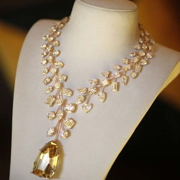  দুনিয়ার নাম করা গয়না প্রস্তুত এবং বিক্রয়কারী সংস্থাগুলির মধ্যে অন্যতম হল মোওয়াদ। উনিশ শতকে তৈরি হয়েছিল এই গয়নার সংস্থা। দুর্লভ হিরে, জহরত দিয়ে গয়না বানায় তারা। সেই সংস্থার তৈরি হিরের হার রয়েছে শ্লোকার।