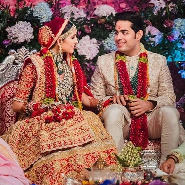 সংবাদমাধ্যমের খবর, শ্লোকাকে বিয়েতে ওই হিরের হার দিয়েছিলেন মুকেশ এবং নীতা অম্বানী। হারটির দাম তখন ছিল প্রায় ৪৫১ কোটি টাকা।