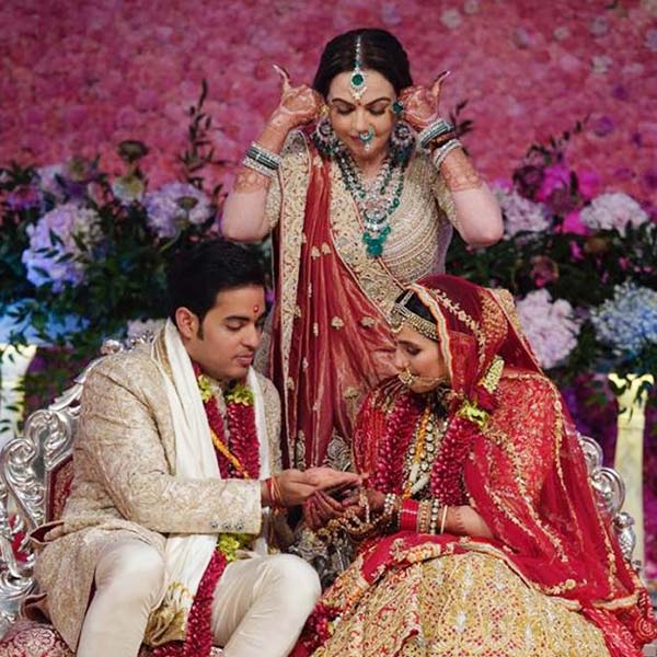 ২০১৯ সালের ৯ মার্চ মুকেশ-নীতার ছেলে আকাশের সঙ্গে বিয়ে হয় শ্লোকার। সেই বিয়েতে বড় বউমাকে উপহার দিয়েছিলেন অম্বানীরা।
