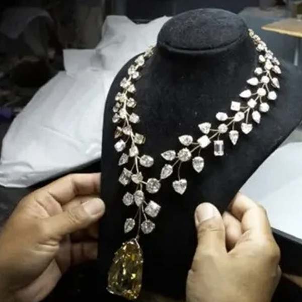 এর পরেই মোওয়াদ সংস্থা সেই হিরে বসিয়ে তৈরি করে অমূল্য নেকলেস। ২০১৩ সালে দোহায় একটি প্রদর্শনীতে প্রথম বার জনসমক্ষে আনা হয়েছিল নেকলেসটি।  