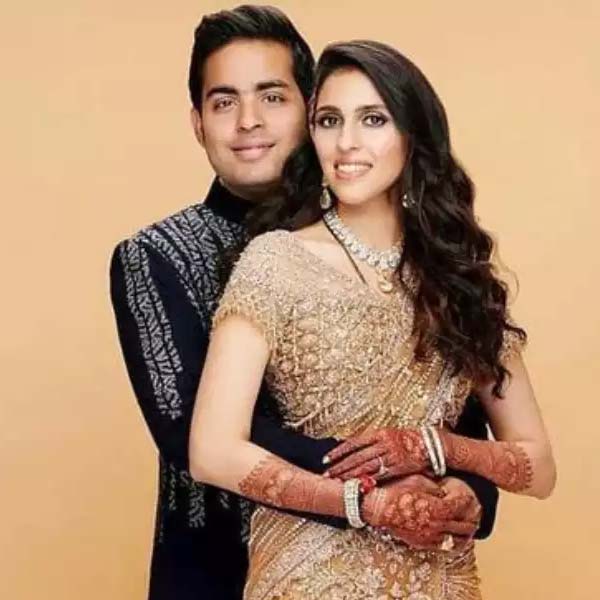 ওই ৯১টি সাদা হিরে এক-একটি এক আকারে কাটা হয়েছে। কোনওটি গোলাকৃতি বা চৌকো, কোনওটি ডিম্বাকৃতি, কোনওটি আবার হৃদয়ের আকারের। সেই হিরেগুলিকে ধরে রেখেছে গোলাপি সোনার শাখা-প্রশাখা।