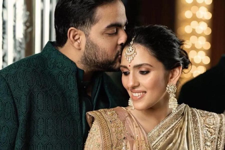 জানা গিয়েছে, এ ভাবেই নাকি শ্লোকার সেই নেকলেস হারিয়ে গিয়েছে। পেয়েছে নতুন রূপ।