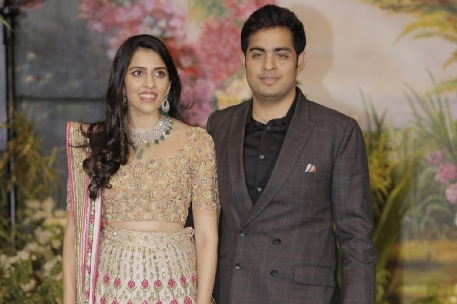 হিরে ব্যবসায়ীর মেয়ে শ্লোকাকে প্রায়ই দামি গয়না পরে সাজতে দেখা যায়। শ্লোকার সংগ্রহে এ রকম দামি হিরের গয়না আরও রয়েছে।