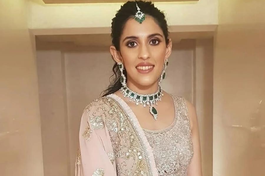 নিজের বিয়েতে লাল জরদৌসি লেহঙ্গার সঙ্গে হিরে বসানো কুন্দন আর পোলকির গয়না পরেছিলেন শ্লোকা। চোকারের সঙ্গে রানিহার শোভা পেয়েছিল শ্লোকার গলায়। সঙ্গে ম্যাচিং করা দুল, নথ আর টিকলি-টায়রা। 