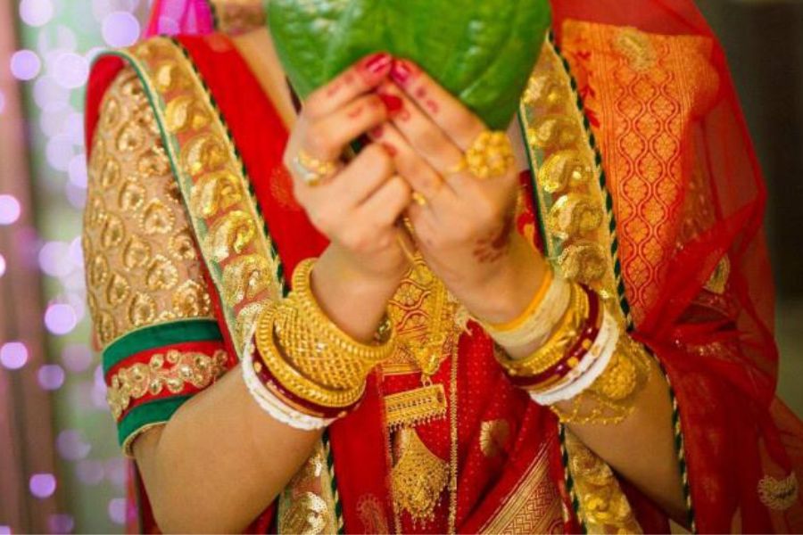 বাঙালি বিয়েতে বছরের পর বছর ধরে রীতি মেনেই কনেদের কাছে গয়না এক আলাদাই ঐতিহ্য ও আবেগ বহন করে আসছে। বিয়েতে কনের গলার যে কোনও গয়নার মতোই হাতের যে কোনও গয়না নির্বাচনও খুবই গুরুত্বপূর্ণ। কারণ এই হাতেই কনে পরেন শাঁখা ও পলা। তার সঙ্গে অবশ্যই থাকবে লোহা বাঁধানো।