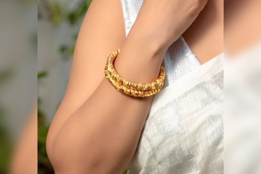 তবে বেশিরভাগ বাঙালি বাড়িতেই শাশুড়ি বা শাশুড়ির মা এক জোড়া বালা দিয়ে কনের মুখ দেখেন। এক সময় বাঙালি কনের হাতে অমৃতপাকের বালা, মকরমুখী বালা ও অন্যান্য সাবেকি গয়নাও দেখা যেত। তবে এখনকার কনেরা হালকা গয়নাই বেশি পছন্দ করেন। তাই জেনে নিন বিয়ের জন্যে হাতের কোন কোন গয়নাগুলি আপনার তালিকায় রাখতে পারেন। 