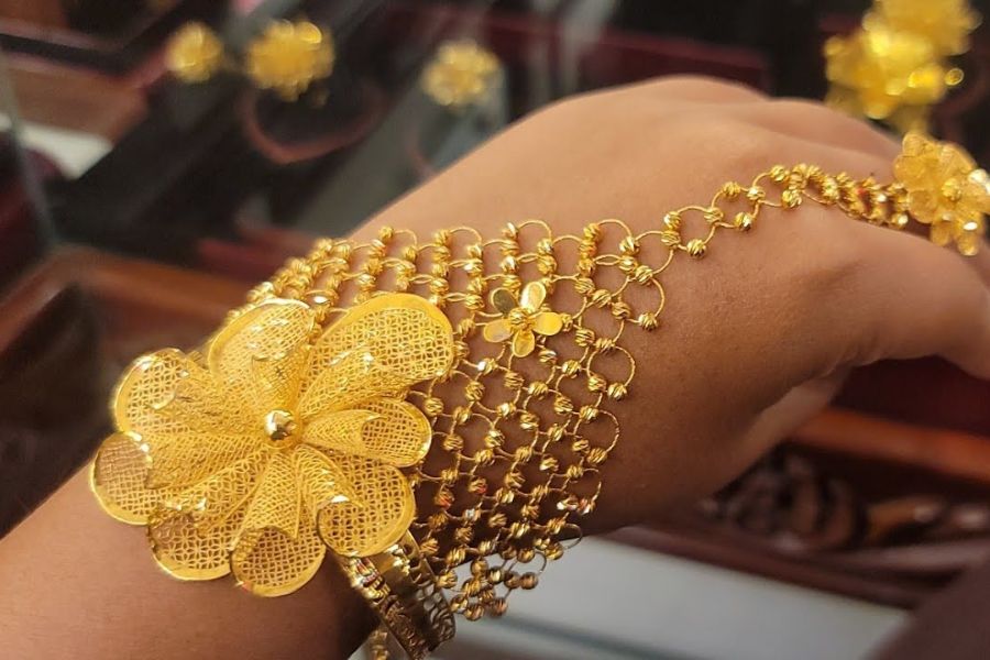 রতনচূড়: নাম যেমন সুন্দর, দেখতেও ঠিক ততটাই সুন্দর এই গয়না। হাতের উপরিভাগ অর্থাৎ তালুর উল্টো দিকে এটি পরা হয়। কব্জির কাছে এটি চুড়ির মতো আটকানো থাকে এবং বাকি অংশ ছড়িয়ে হাতের আঙুলের সঙ্গে লাগানো থাকে। রতনচূড় ছাড়াও একে হাতফুলও বলা হয়। 