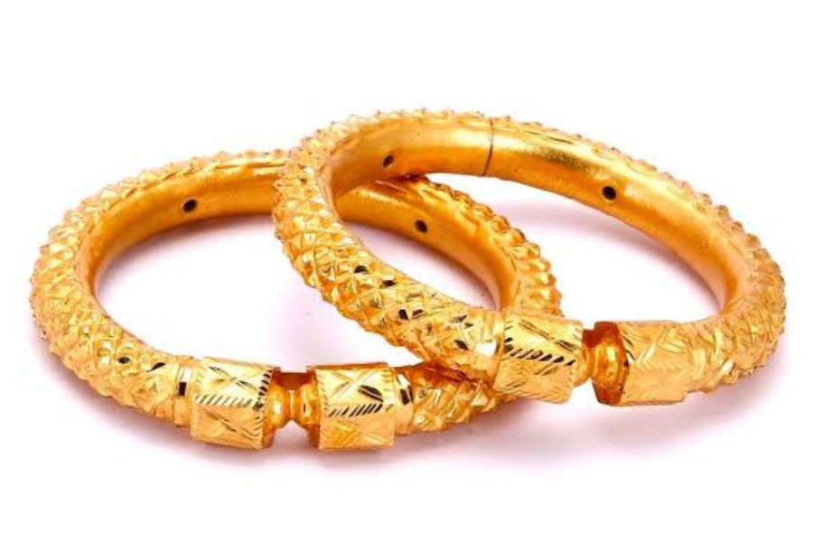 অমৃত পাকের বালা: খুব সুন্দর দেখতে হয় এই বালা। এই বালা জোড়া পেঁচিয়ে পেঁচিয়ে নকশা করা হয়। সেই কারণেই একে অমৃতপাকের বালা বলা হয়। অনেক সময় দু’টি মকরের মাধ্যমে বালার মুখ জোড়া থাকে। তাই একে অনেক সময় মকরমুখী বালাও বলা হয়।