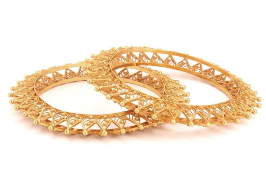 কঙ্কন: কঙ্কন আসলে এক ধরনের বালা। কিন্তু এই বাঙালি বিয়েতে এই গয়নার নকশা একটু অন্য রকমের হয়। ফিলিগিরি কায়দায় অর্থাৎ উপরের অংশে নকশা খোদাই করে এটি তৈরি হয়। 