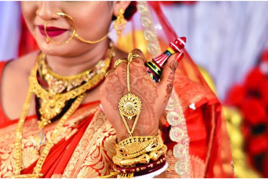 হাতপদ্ম: কনের হাতের পাতা সাজাতে পারে এই হাতপদ্ম। এই হাতপদ্মর নকশা বেশ অনেকটা ছড়ানো হয়। 