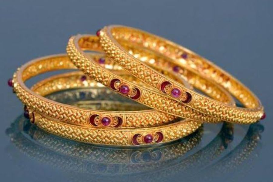 সোনার চুড়ি: বিয়েতে বাঙালি কনের সাজে হাতে চুড়ি ছাড়া কিন্তু একেবারেই মানায় না। তাই বালা, চূড়, মানতাসার সঙ্গে কয়েক গাছা সোনার চুড়ি কিন্তু বেশ মানাবে।