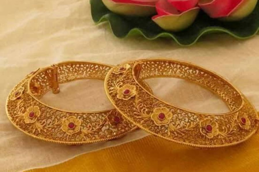  কাঁকন বালা: বাইরের অংশে কিছুটা কোণাকৃতি নকশার এই বালাটিও রয়েছে তরুণীদের পছন্দের তালিকায় শীর্ষে।