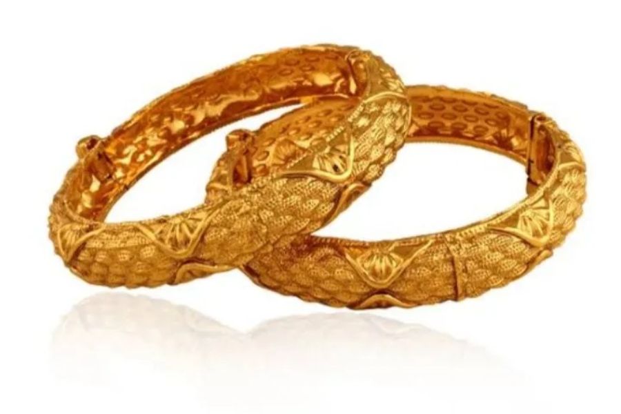 বাউটি: সোনায় তৈরি বাউটির নকশা অর্ধেক করা বালার মতো দেখতে হয়। বিয়ে ছাড়া নিত্য ব্যবহারের জন্যও এই বালা আদর্শ। 