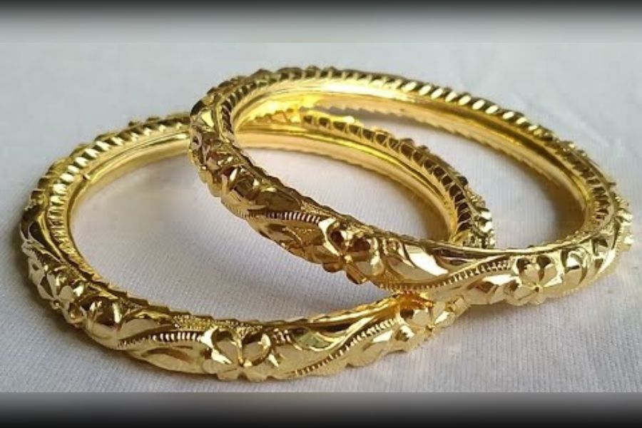 পত্র বালা: এই বালা সাধারণত কিছুটা চ্যাপ্টা আকৃতির হয়। বালার দু'পাশ কিছুটা চোখা হয়। তবে অন্যান্য বালার তুলনায় এটি কিন্তু বেশ পাতলা ও হালকা।  