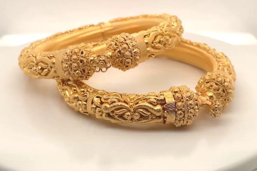 বেলোয়ারি চুড়ি: এটি এমন এক ধরনের সোনার বালা যেটি ‘বেলোয়ারি’ নামেও পরিচিত। এই বালার আকর্ষণীয় বিষয় হল বিশেষ ধরনের কাটা অংশ।