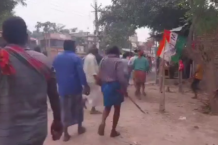 TMC and CPM clash in Raninagar when left party workers were going to submit nomination in Panchayat Election