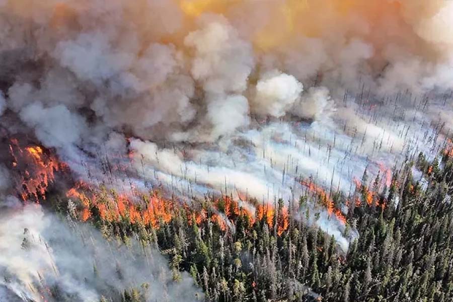 Image of Wildfires rage in Canada