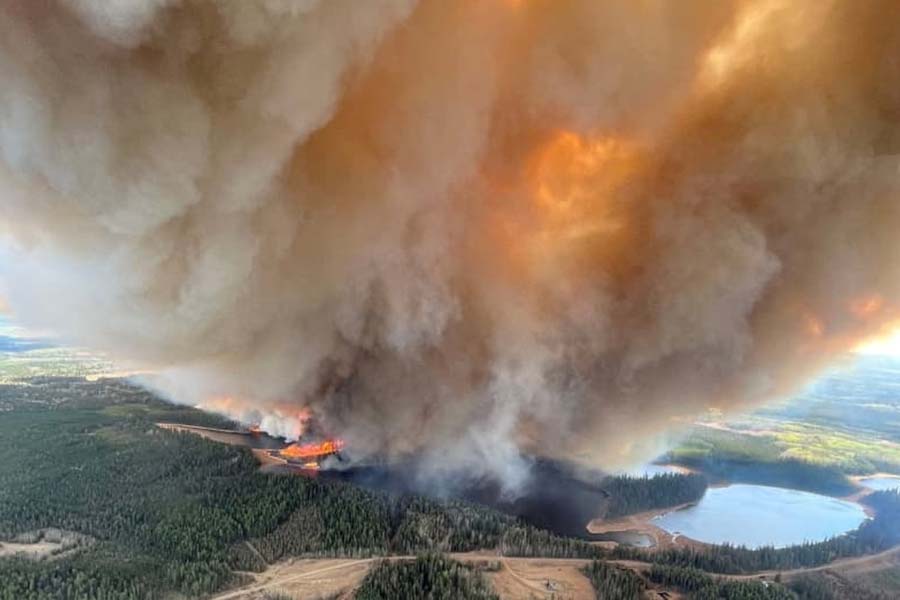 Image of Wildfires rage in Canada