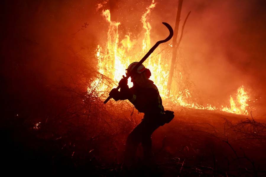Image of Wildfires rage in Canada