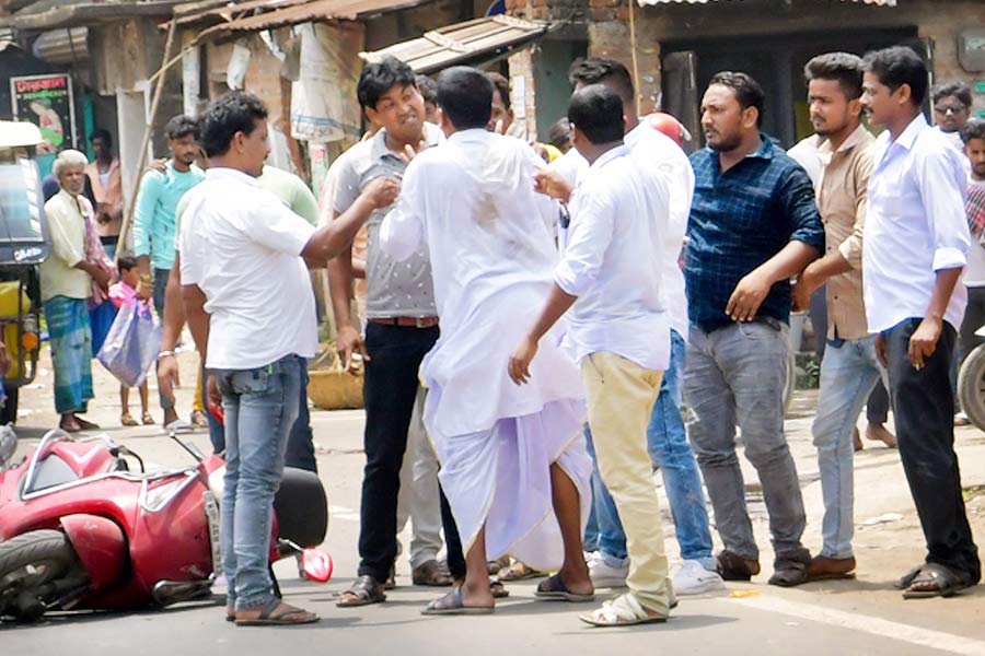 কংগ্রেসের ব্লক সভাপতিকে হেনস্থা। শুক্রবার রাaমপুরহাটে। ছবি: সব্যসাচী ইসলাম