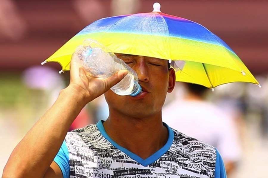 সিঙ্গাপুর থেকে চিন, ছবিটা সর্বত্রই সমান। এ বছরের গরম কোথাও আগের সব নজির ভেঙে দিয়েছে, কোথাও গ্রীষ্মকাল শুরুর আগেই তাপমাত্রা স্বাভাবিকের সীমা ছাপিয়ে গিয়েছে।