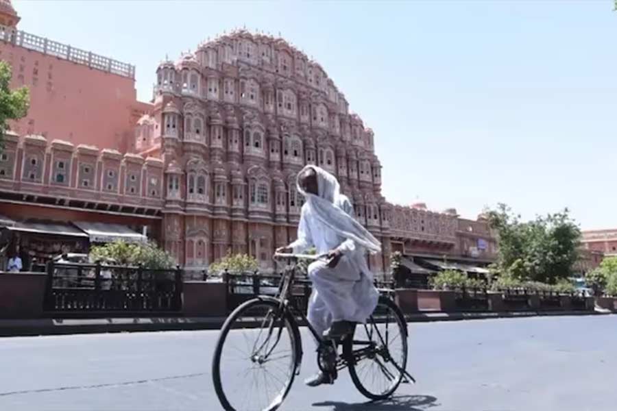 রাজস্থানের থর মরুভূমিতে গ্রীষ্মের তাপমাত্রা বরাবরই বেশি থাকে। গ্রীষ্মকালে সেখানে গড় তাপমাত্রা ৩৬ ডিগ্রি সেলসিয়াস হলেও প্রায়ই তা ছাপিয়ে যায় ৪০ ডিগ্রির গণ্ডি। ২০১৬ সালে থরে সর্বোচ্চ তাপমাত্রা নজির গড়েছিল। পারদ উঠেছিল ৫১ ডিগ্রি সেলসিয়াসে।