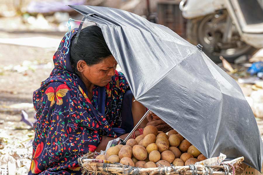 অথচ, এই তীব্র গরম কলকাতা কিংবা দিল্লিতে অনায়াসে ডেকে আনতে পারে মৃত্যু। পশ্চিমবঙ্গে গত কয়েক দিনের তাপপ্রবাহে ৪১ বা ৪২ ডিগ্রি তাপমাত্রাতেই একাধিক মৃত্যুর খবর এসেছে।