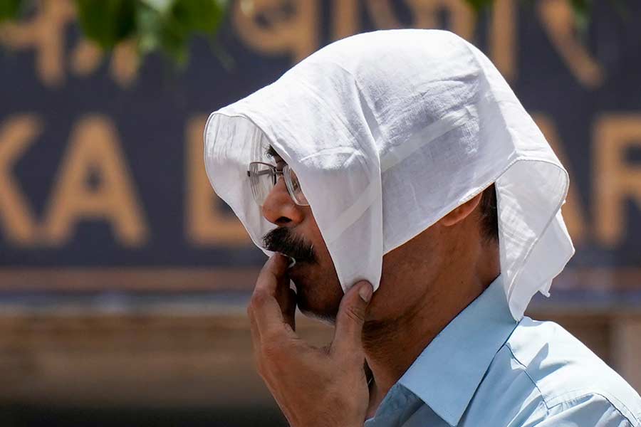 শরীর থেকে অতিরিক্ত তাপ বাইরে বার করে দেওয়াও প্রয়োজন। ঘামের মাধ্যমে যে কাজ সম্পূর্ণ হয়। ঘাম বাতাসে মিশে গিয়ে শরীর ঠান্ডা করে।