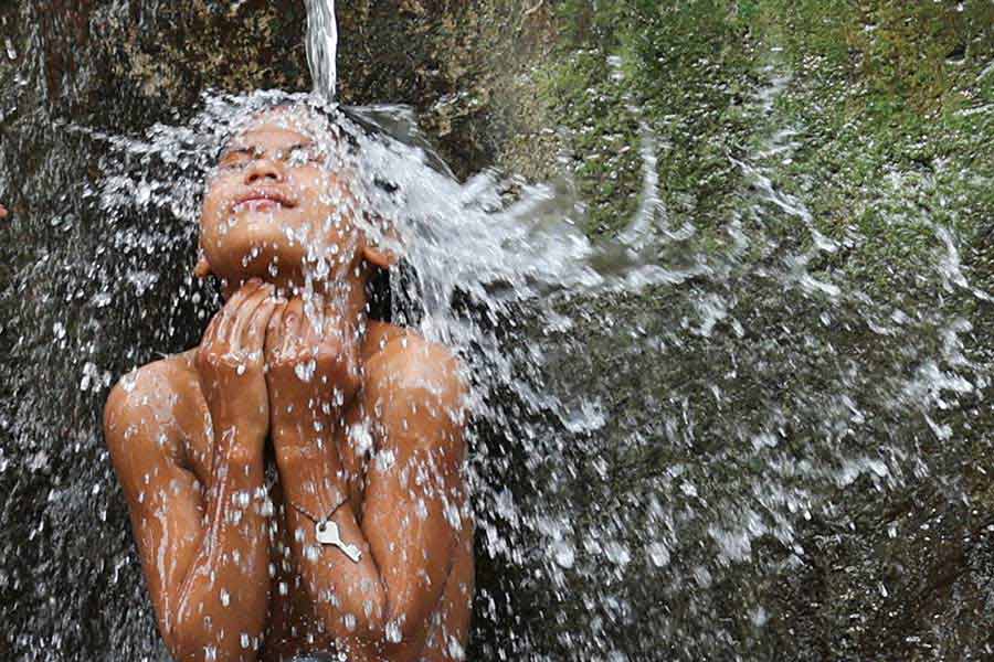 কিন্তু বাতাসে আপেক্ষিক আর্দ্রতা বেশি থাকলে ঘাম বাষ্পীভূত হতে পারে না। কারণ অধিক আর্দ্রতার অর্থ হল, বাতাসে আগে থেকেই জলীয় বাষ্প ভরপুর। তাই আর্দ্রতার কারণে অধিক তাপমাত্রায় মাত্রাতিরিক্ত ঘাম হয়।