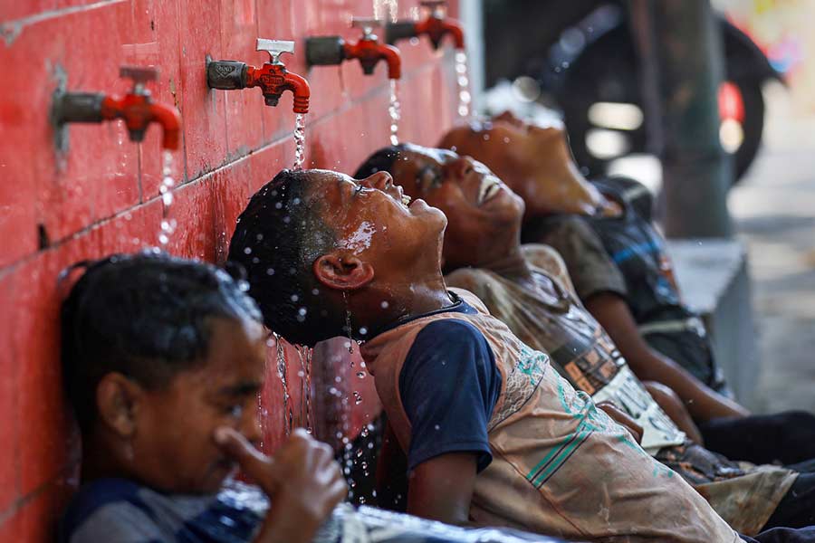 অন্য দিকে, মরুভূমি বা অপেক্ষাকৃত শুষ্ক এলাকার বাতাসে জলীয় বাষ্পের পরিমাণ অনেক কম থাকে। মরুভূমির বাতাসে জলীয় বাষ্প প্রায় থাকে না বললেই চলে। তাই সেখানে তাপমাত্রার পারদ চড়লেও বাসিন্দাদের শরীরে ঘাম হয় কম। শুকনো গরমে সমস্যা হয় ঠিকই, কিন্তু তা থেকে মৃত্যুর নজির কম।