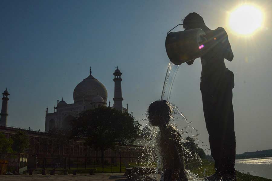 মরুভূমি সংলগ্ন এলাকায় যাঁরা থাকেন, তাঁদের শরীর উচ্চ তাপমাত্রা সহ্য করার জন্য প্রস্তুত হয়েই থাকে। বছরের বেশির ভাগ সময়েই তাঁদের সঙ্গী খটখটে রোদ আর তীব্র গরম। শরীর তার জন্য প্রস্তুত থাকে।