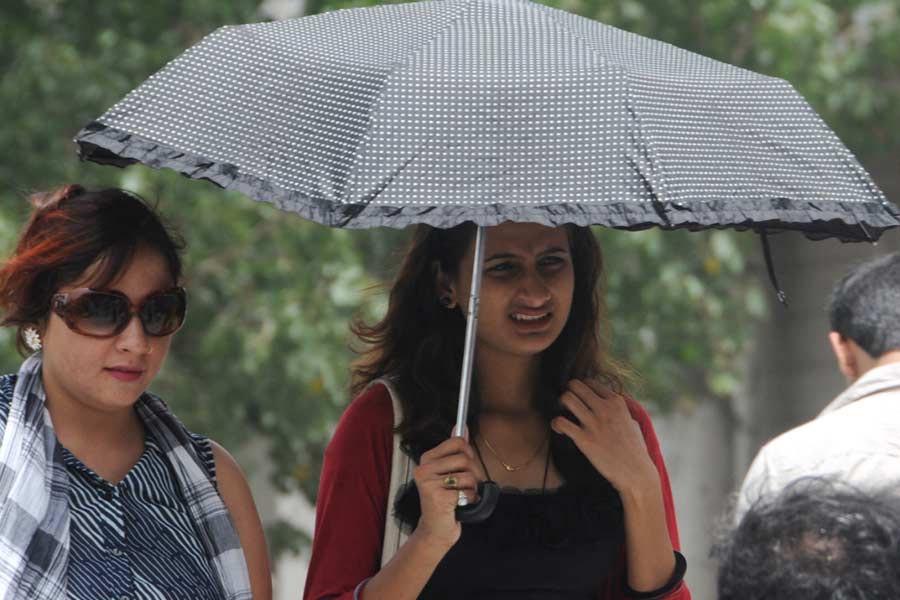 নিরক্ষীয় অঞ্চলের বাসিন্দাদের শরীরে তাপ সহনের ক্ষমতা তুলনামূলক কম থাকে। বিশ্ব উষ্ণায়নের প্রভাবে ইদানীং বিভিন্ন দেশে তাপমাত্রা অতীতের নজির ছাপিয়ে যাচ্ছে। ফলে আকস্মিক আবহাওয়ার এমন পরিবর্তন সহ্য করতে না পেরে মৃত্যু হচ্ছে অনেকের।