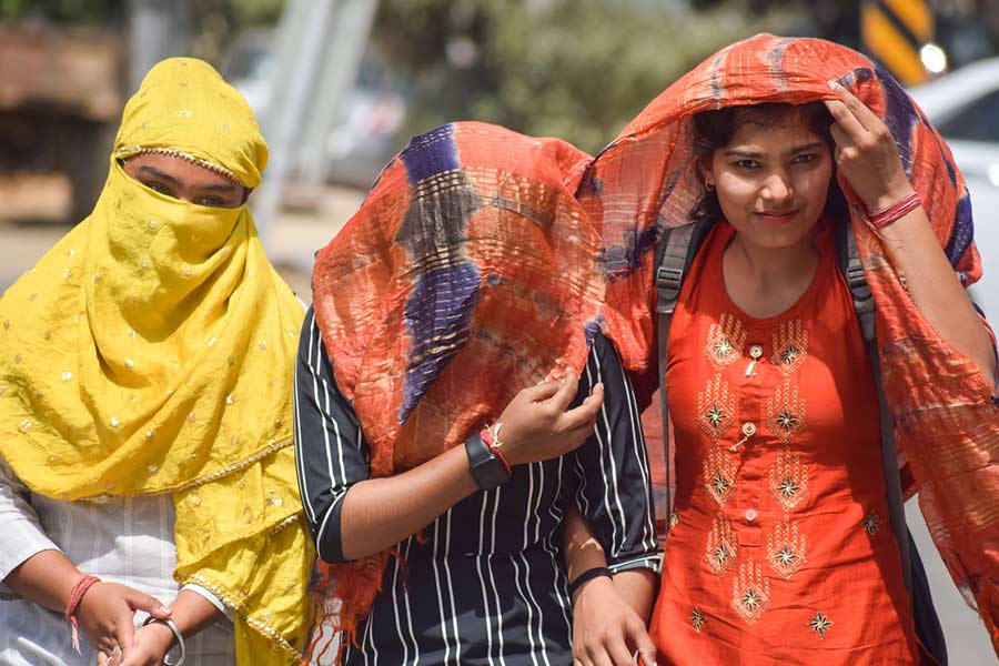 মরুভূমিতে যে তাপ সহ্য করে দিব্যি দিন কাটিয়ে দেওয়া যায়, আর্দ্রতার কারণে অন্যান্য অঞ্চলে ওই একই তাপমাত্রা হয়ে ওঠে প্রাণঘাতী।