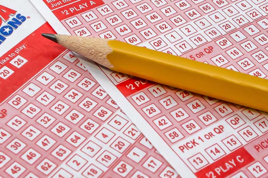 এক বার লটারি জিতলেই কেল্লাফতে! এই আশা নিয়ে কত ‘চাষা’ যে বাঁচে আর মরে! সারা জীবন কেটে গেলেও সেই আশা পূরণ হয় না তাঁদের। অথচ স্টেফান ম্যান্ডেলের সেই আশা পূরণ হয়েছে এক-আধ বার নয়। ১৪ বার। ১৪ বার লটারিতে জিতেছেন তিনি।