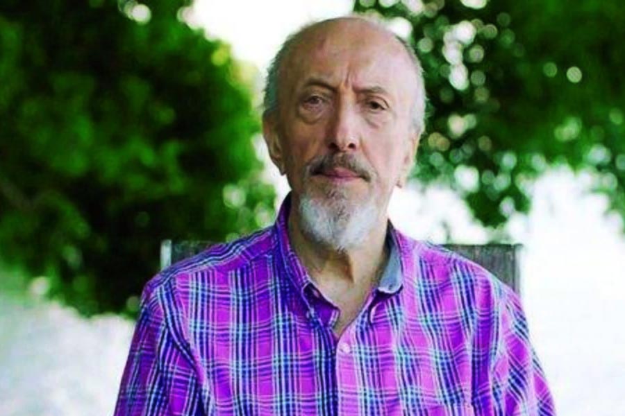  স্টেফান নিজে এক জন গণিতজ্ঞ। তাঁর জন্ম রোমানিয়ায়। এখন অস্ট্রেলিয়ার নাগরিক।