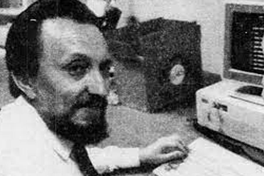 রোমানিয়ায় অর্থনীতিবিদ হিসাবে কাজ করতেন স্টেফান। তখনই অঙ্কের সেই সূত্র আবিষ্কার করে ফেলেন, যা দিয়ে ভবিষ্যতে একের পর এক লটারি জিতে যাবেন।