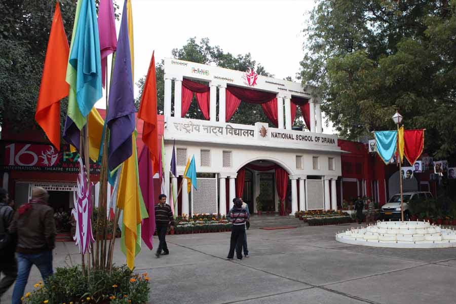 পরিবারের সদস্যদের কথা মেনে সরকারি চাকরিও জোগাড় করে ফেলেন নির্মল। কিন্তু কোনও ভাবেই কাজে মন বসাতে পারছিলেন না তিনি। হঠাৎ দিল্লির ‘ন্যাশনাল স্কুল অফ ড্রামা’য় ভর্তির সিদ্ধান্ত নিয়ে ফেলেন তিনি।