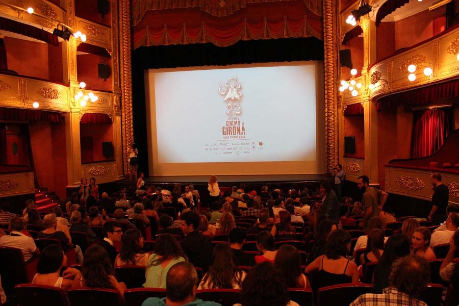 পরিবারের বারণ সত্ত্বেও ১৯৮৬ সালে দিল্লি চলে যান নির্মল। তিন বছর অভিনয়ে প্রশিক্ষণ নেওয়ার পর সেখানেই চুটিয়ে থিয়েটার করতে শুরু করেন তিনি। সেই সময় লন্ডনের একটি বিশেষ থিয়েটার দলের তরফে ডাক পান নির্মল।