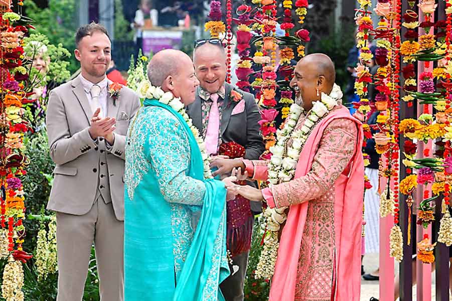 পরিণয়: চেলসি ফ্লাওয়ার শো-তে মনোজ মাল্ডে ও ক্লাইভ গিলমোর।