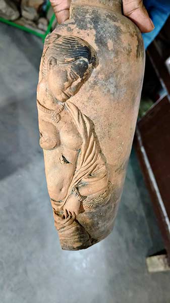 নিদর্শন: মৃৎপাত্রে উৎকীর্ণ নারীমূর্তির ভগ্নাংশ