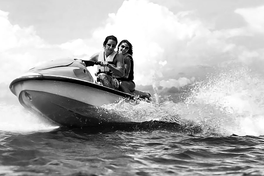 Newlywed doctor couple dies in Bali while doing photoshoot in water bike.