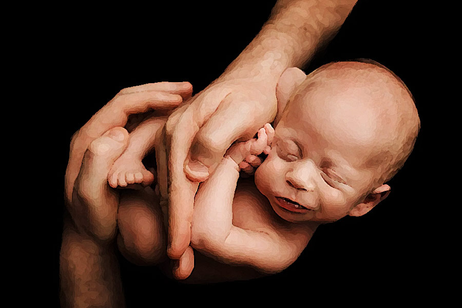 হাসপাতাল সূত্রের খবর, ১১ ডিসেম্বর রাতে পুত্র সন্তানের জন্ম দিয়েছেন ওই মহিলা। তার পরে শারীরিক অবস্থার অবনতির ফলে তাঁকে সিসিইউ-তে ভর্তি করানো হয়েছে। দু’জন অ্যানাস্থেটিস্ট, এক জন স্ত্রী-রোগ বিশেষজ্ঞ এবং এক জন মেডিসিন বিশেষজ্ঞকে নিয়ে গঠিত মেডিক্যাল বোর্ড তাঁর খেয়াল রাখছে। 