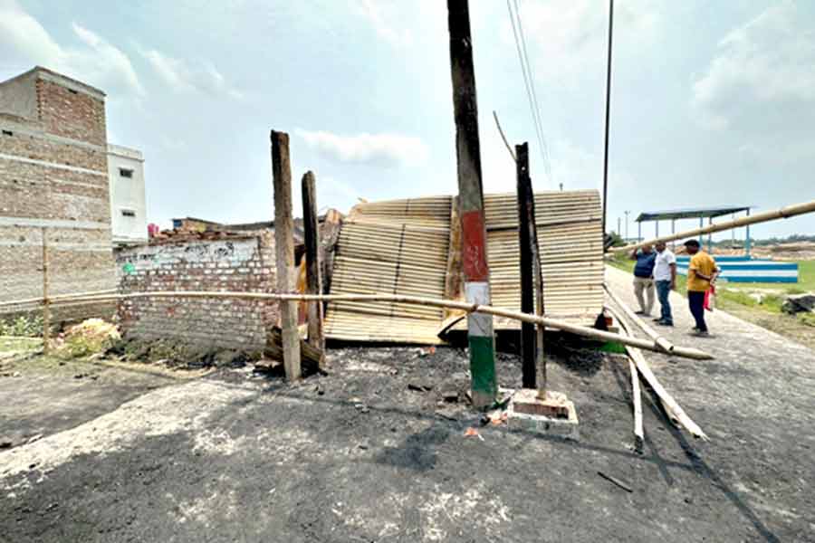 পুড়ে যাওয়া তৃণমূলের কার্যালয়। ছবি: নবেন্দু ঘোষ