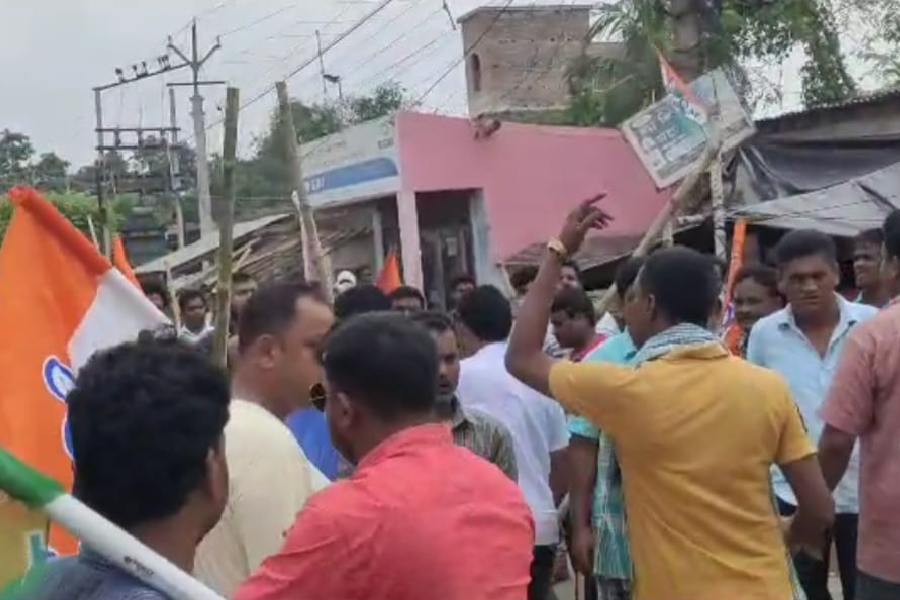 মুর্শিদাবাদে মিছিল করে মনোনয়ন জমা দিতে আসা শাসকদলের নেতার উপর হামলা চালানোর অভিযোগ উঠেছে কংগ্রেসের বিরুদ্ধে। 