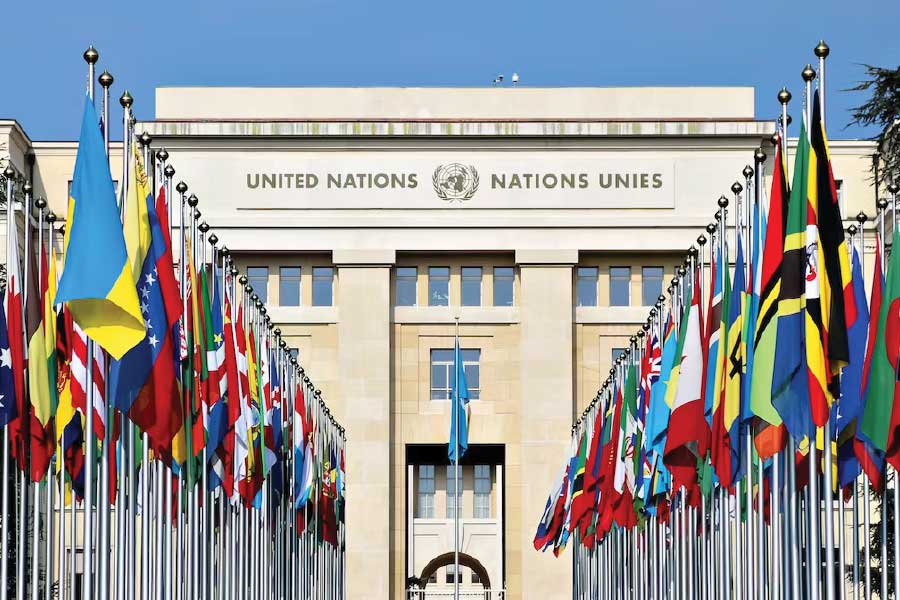 Number of nuclear weapons held by major countries and what China is doing to increase power.