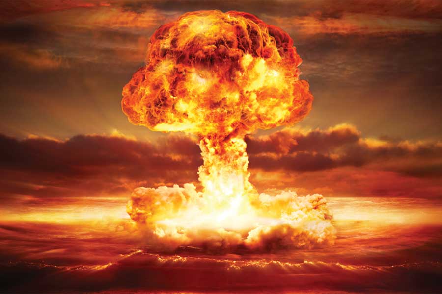 Number of nuclear weapons held by major countries and what China is doing to increase power.